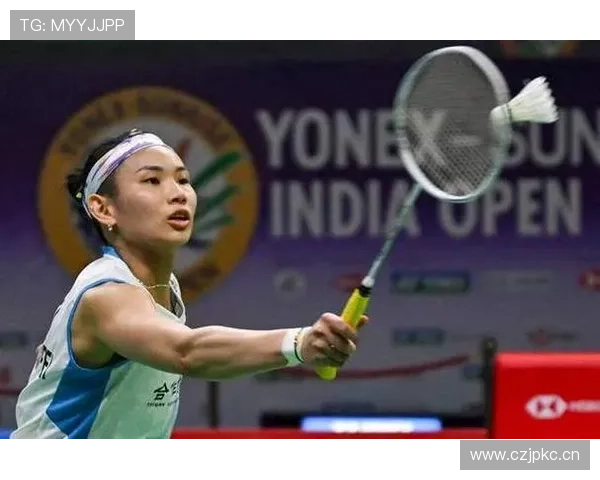 戴资颖训练场上严肃，后台出门竟被拍到逗趣一笑，看不出是羽坛狠角色了！