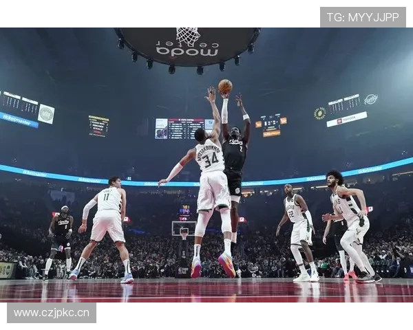 克莱通过频繁无球跑动制造掩护错位并主导了侧翼得分产出